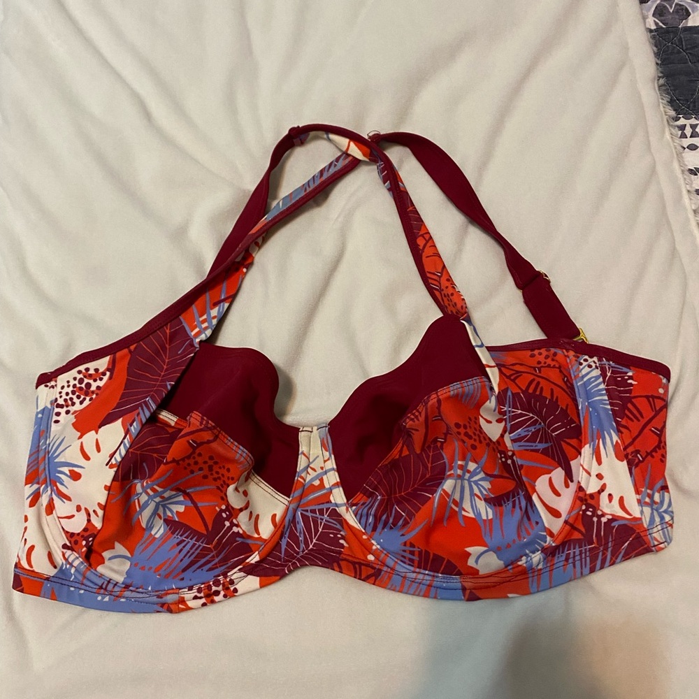 Bathing suit top with underwire